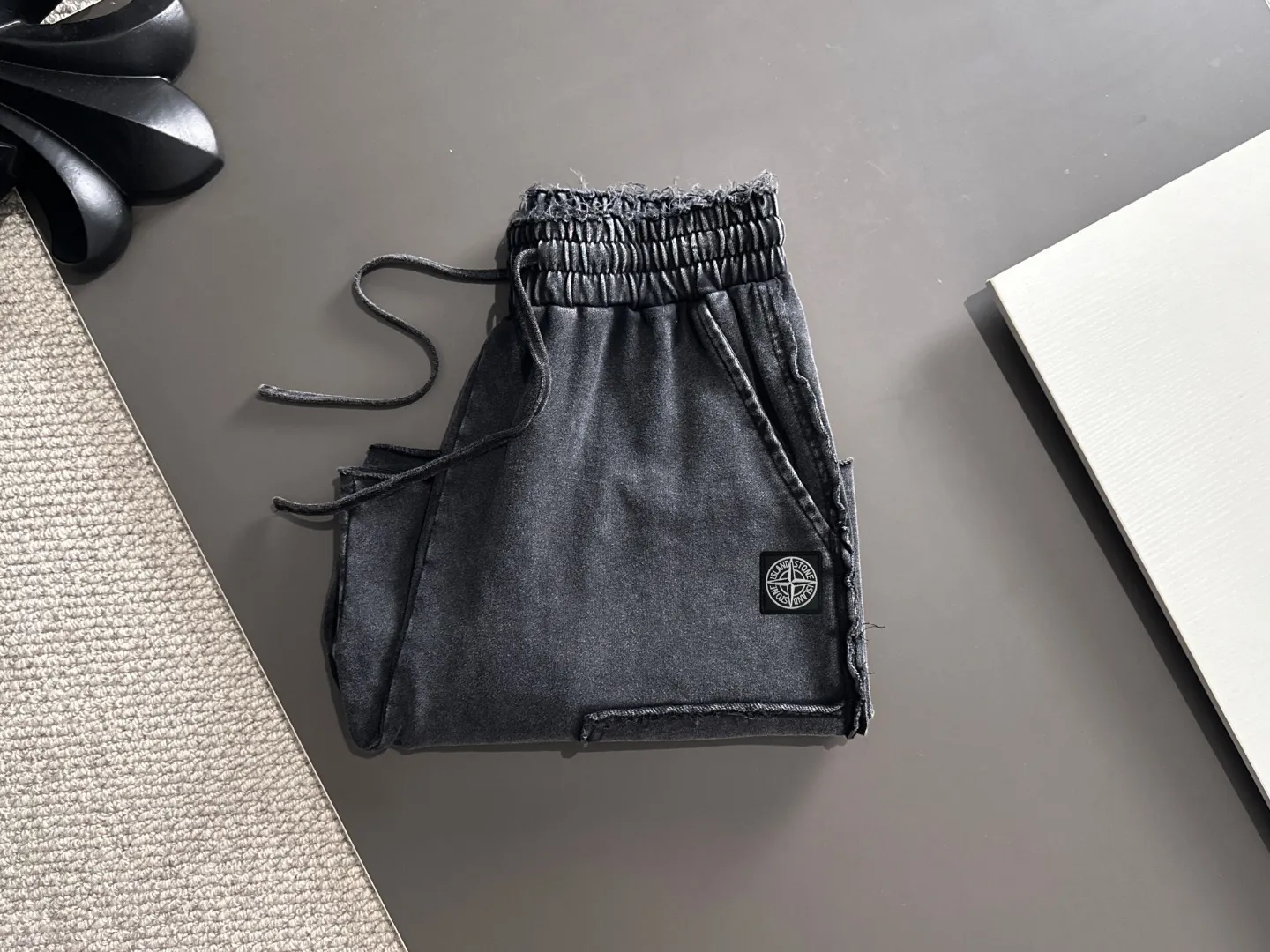 🅿️330 shipped next day, high quality Stone lsland/Stone Island 2025 spring and summer new elastic band casual color-washed loose shorts, two needle stitches at the trouser hem, fine and firm stitching, counter-customized fabrics with high breathability and comfort, impeccable details, brand element design concept, reflecting high quality. It feels delicate and soft! It presents a casual cut and the upper body shape is great! Size: S-XXL
